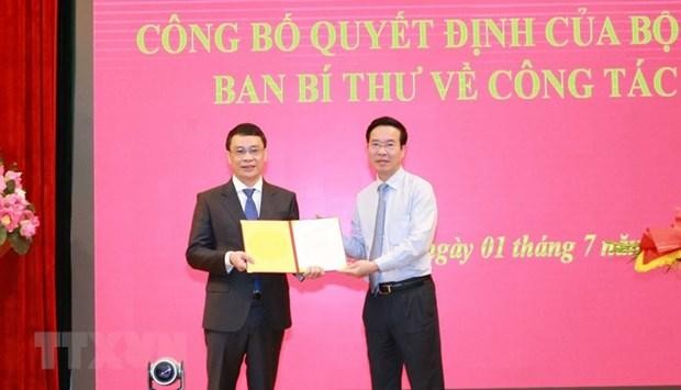 Ông Võ Văn Thưởng, Ủy viên Bộ Chính trị, Thường trực Ban Bí thư trao Quyết định của Ban Bí thư điều động, bổ nhiệm ông Đặng Khánh Toàn giữ chức Phó Chánh Văn phòng Trung ương Đảng.