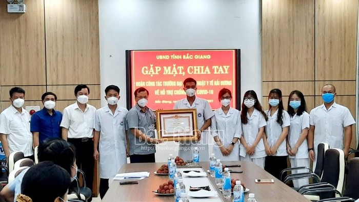 Trao bằng khen ghi nhận những đóng góp chống dịch của Trường Đại học Kỹ thuật Y tế Hải Dương. (Ảnh: Báo Bắc Giang)