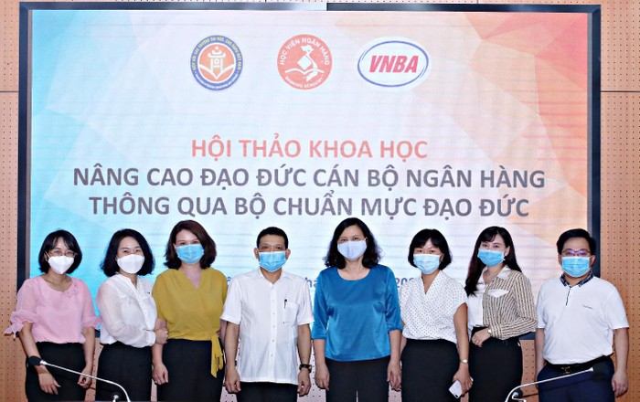 Các đại biểu chụp ảnh lưu niệm tại Hội thảo.