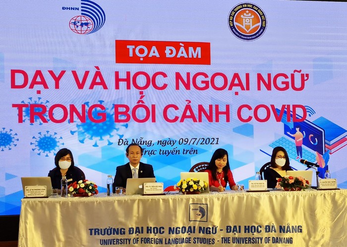 Chương trình tọa đàm “Dạy và học Ngoại ngữ trong bối cảnh Covid” được tổ chức phát sóng trực tiếp từ Trường Đại học Ngoại ngữ, Đại học Đà Nẵng.