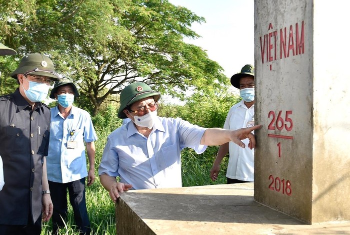 Thủ tướng Phạm Minh Chính kiểm tra công tác phòng, chống dịch COVID-19 trên tuyến biên giới Tây Nam, khu vực Đồn Biên phòng Vĩnh Ngươn, Bộ đội Biên phòng tỉnh An Giang, ngày 9/5.