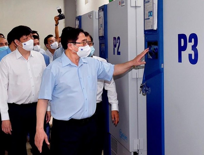 Thủ tướng Phạm Minh Chính thăm khu vực kho lạnh của Viện Vệ sinh dịch tễ Trung ương bảo quản vaccine Sputnik-V, ngày 24/6.