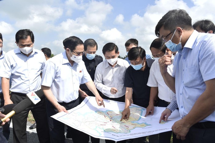 Thủ tướng Phạm Minh Chính khảo sát hướng tuyến một dự án cao tốc tại phía Nam.