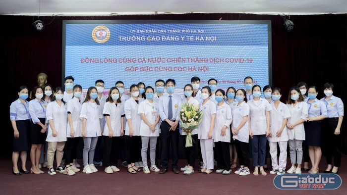 30 sinh viên Trường Cao đẳng Y tế Hà Nội là lực lượng bổ sung cho Trung tâm kiểm soát bệnh tật thành phố Hà Nội. (Ảnh: Nhà trường cung cấp)