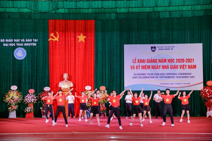 Sinh viên khoa Quốc tế - Đại học Thái Nguyên trong lễ khai giảng chào mừng năm học mới.