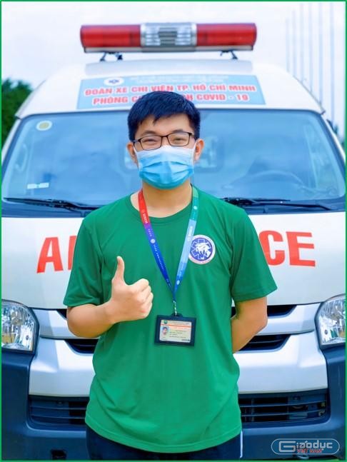Phan Minh Toàn là sinh viên khoa Điều dưỡng và Kỹ thuật Y học, Trường Đại học Y khoa Phạm Ngọc Thạch tham gia hỗ trợ phòng, chống Covid tại Tổng đài 115 dã chiến Thành phố Hồ Chí Minh. (Ảnh NVCC)