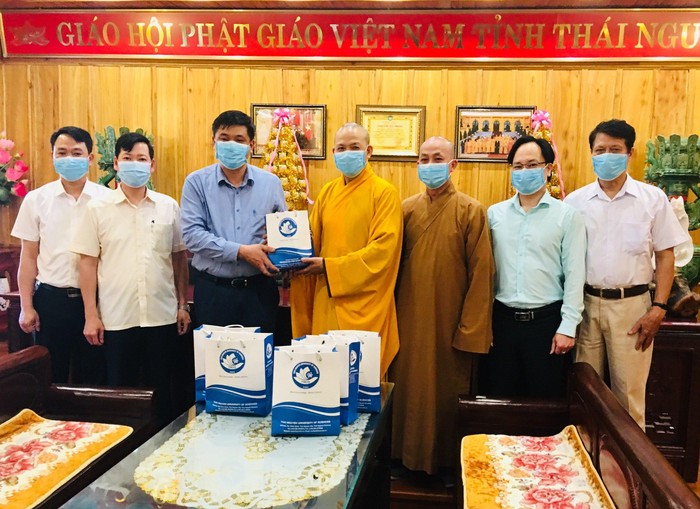 Trường Đại học Khoa học tặng dung dịch nước rửa tay cho Hội Phật giáo tỉnh Thái Nguyên.