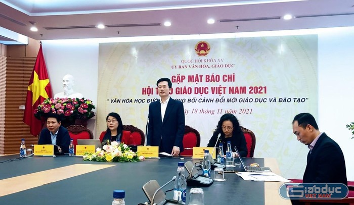 Các đại biểu chủ trì cuộc gặp mặt báo chí thông tin về Hội thảo Giáo dục 2021 với chủ đề &quot;Văn hóa học đường trong bối cảnh đổi mới giáo dục và đào tạo&quot;. (Phạm Minh)