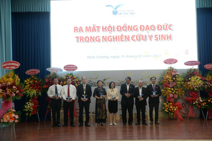 Hội đồng Đạo đức trong nghiên cứu Y sinh đã ra mắt, là các nhà khoa học, nhà quản lý, các y bác sĩ giàu uy tín và kinh nghiệm trong lĩnh vực y khoa, lĩnh vực giáo dục.