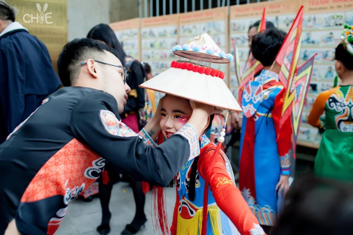 Nhà Thiết kế trẻ luôn dành tình cảm quan tâm, yêu thương đến đội mẫu nhí. (Ảnh: NVCC)