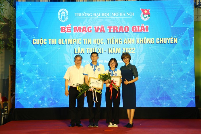 Hai sinh viên đạt giải nhất Tin học và tiếng Anh. (Ảnh: HOU)