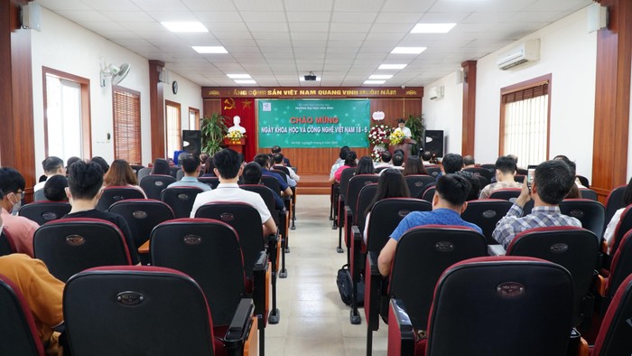 Toàn cảnh chương trình Chào mừng &quot;Ngày Khoa học và Công nghệ Việt Nam” tại Trường Đại học Hòa Bình.