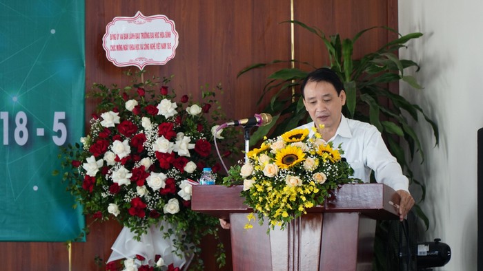 Giáo sư, Tiến sĩ Trần Trung, Phó Hiệu trưởng, Viện trưởng Viện Nghiên cứu khoa học chia sẻ tại buổi lễ.
