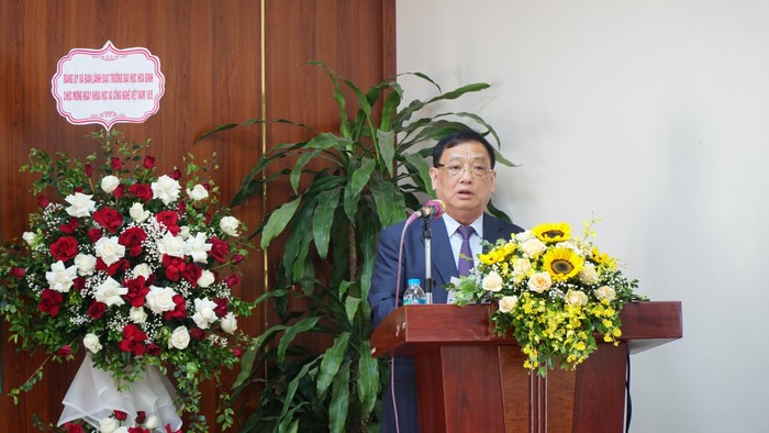 Nhà giáo Nhân dân, Phó Giáo sư, Tiến sĩ Tô Ngọc Hưng - Hiệu trưởng Trường Đại học Hòa Bình phát biểu tại buổi lễ.