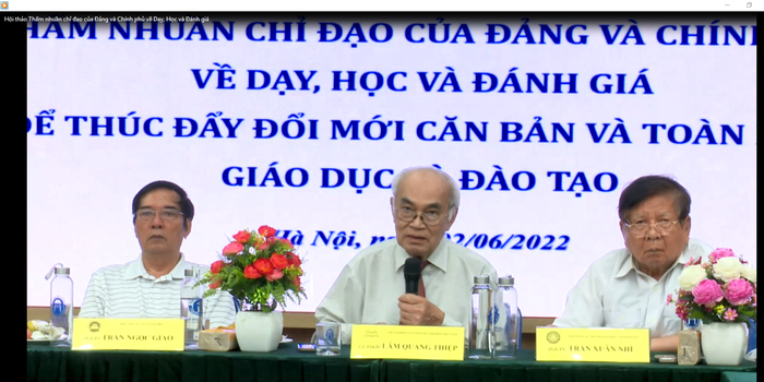 Giáo sư Lâm Quang Thiệp (giữa) chia sẻ về khoa học và công nghệ dạy, học và đánh giá trong giáo dục.