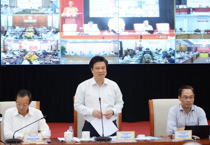 Thứ trưởng Nguyễn Hữu Độ đề nghị các địa phương thực hiện nghiêm quy định để đồ dùng thí sinh cách phòng thi tối thiểu 25 mét. (Ảnh: Bộ Giáo dục và Đào tạo)