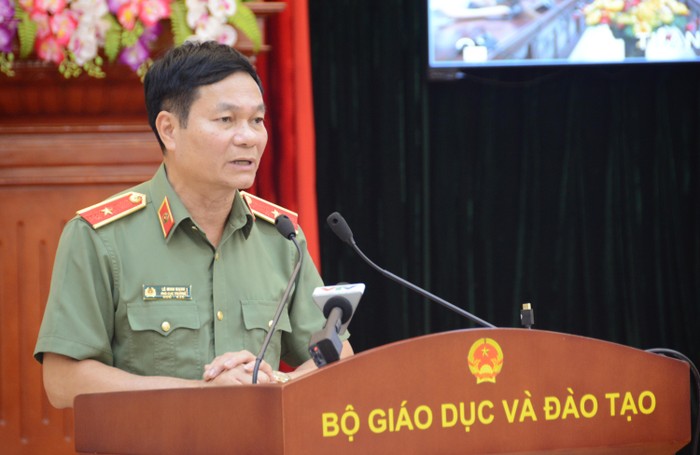 Thiếu tướng Lê Minh Mạnh, Phó Cục trưởng Cục A05, Bộ Công an chia sẻ tại Hội nghị. (Ảnh: Bộ Giáo dục và Đào tạo)