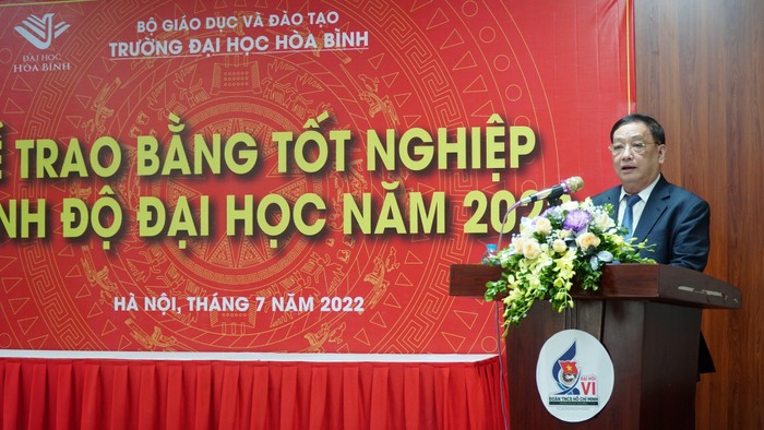 Nhà giáo Nhân dân, Phó Giáo sư, Tiến sĩ Tô Ngọc Hưng tâm sự cùng tân cử nhân, tân kỹ sư trong ngày lễ tốt nghiệp. Ảnh: Nguyễn Long