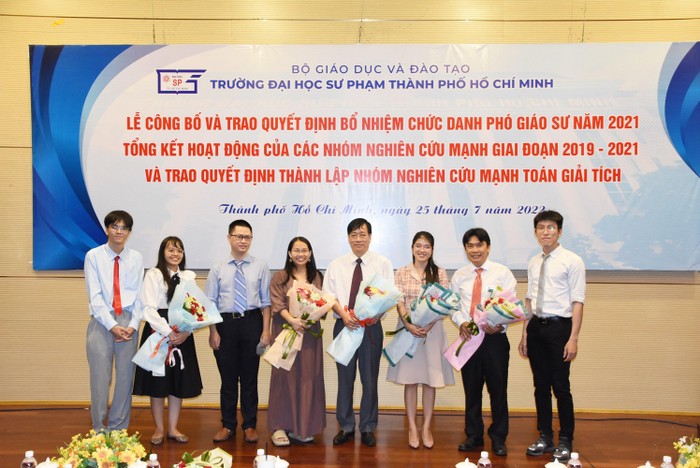 Các thành viên của Nhóm nghiên cứu mạnh Tâm lý học giáo dục và Nhóm nghiên cứu mạnh Vật lý học.