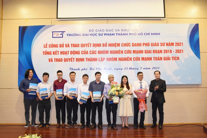 Giáo sư Huỳnh Văn Sơn và Tiến sĩ Nguyễn Thị Nga – Phó Trưởng khoa phụ trách Khoa Toán – Tin học trao Quyết định thành lập nhóm nghiên cứu mạnh Toán Giải tích.