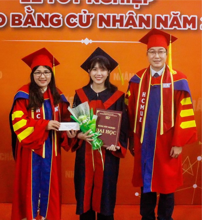 Nữ thủ khoa ngành Sư phạm Toán học trong ngày lễ tốt nghiệp. (Ảnh: NVCC)