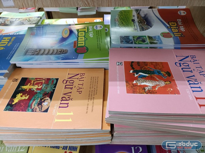 Tại nhà sách Fahasa, sách giáo khoa lớp 11 chỉ còn sách Tin học, các sách bài tập cũng chỉ còn sách bài tập Tin học và sách bài tập Ngữ văn. (Ảnh: Linh Trang)