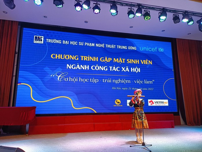 Sinh viên ngành Công tác xã hội thể hiện tài năng qua các tiết mục âm nhạc.