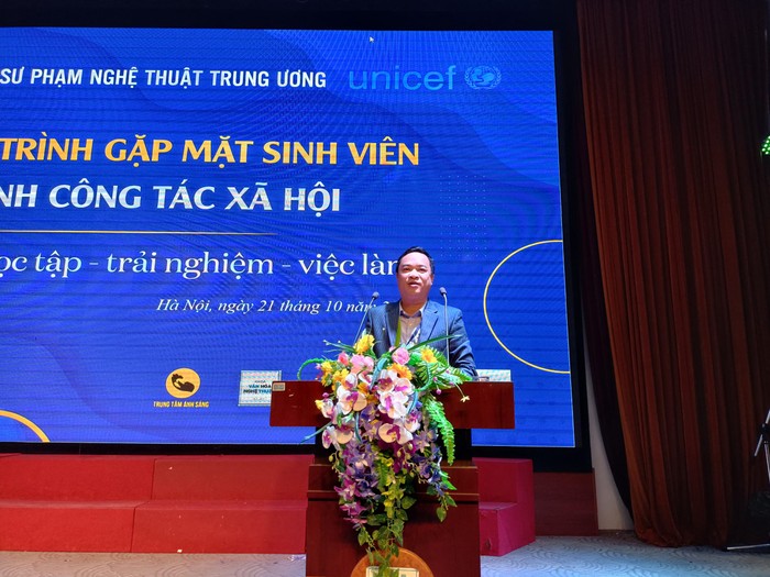 Tiến sĩ Nguyễn Văn Định – Phó Hiệu trưởng Trường Đại học Sư phạm Nghệ thuật Trung ương chia sẻ cùng sinh viên.