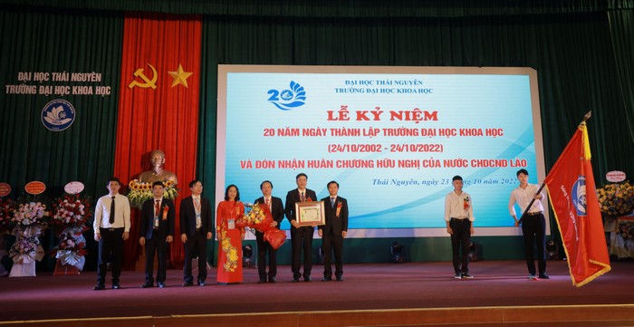 Trường Đại học Khoa học vinh dự nhận Huân chương Hữu nghị của nước Cộng hoà Dân chủ Nhân dân Lào.