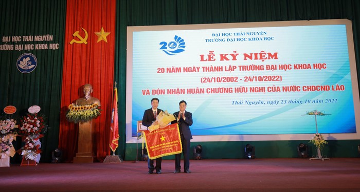 Ông Đặng Xuân Trường – Phó Chủ tịch thường trực Ủy ban nhân dân tỉnh Thái Nguyên tặng Cờ thi đua của Ủy ban nhân dân tỉnh Thái Nguyên cho Trường Đại học Khoa học