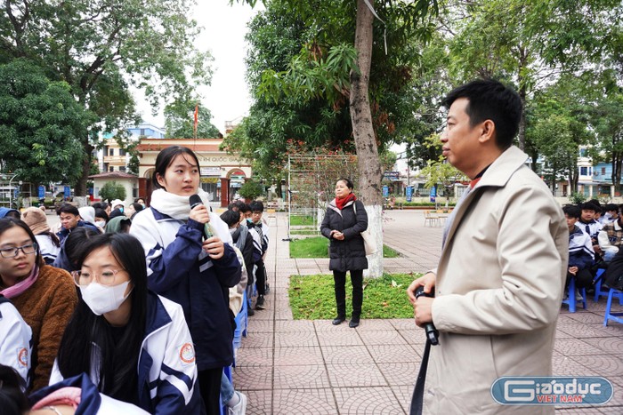 Nhà văn Hoàng Anh Tú chia sẻ với các em học sinh, nghề nghiệp không phân biệt giới tính và người phụ nữ hoàn toàn có thể trở thành những người lãnh đạo tài năng. Ảnh: Nguyên Phương