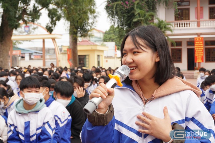 Học sinh Nguyễn Thị Lan Anh chia sẻ những kỷ niệm đẹp về mái trường cùng bạn bè, thầy cô giáo. Ảnh: Nguyên Phương