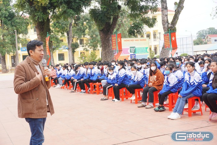 Với lối trò chuyện cởi mở cùng những câu chuyện thú vị, anh Chánh Văn đã dành trọn cảm tình của các em học sinh. Ảnh: Nguyên Phương