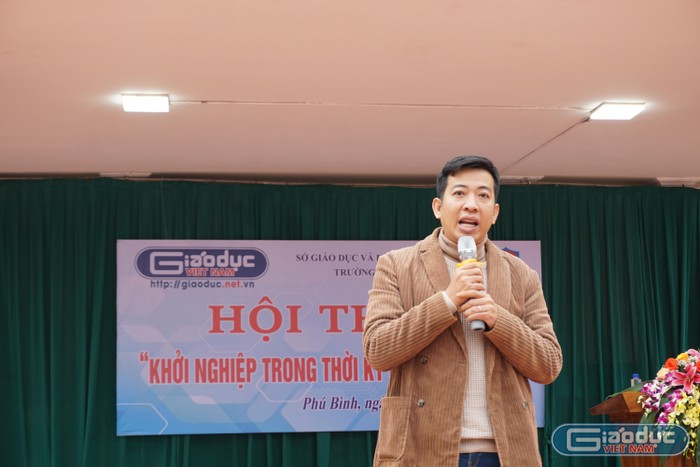 Anh Chánh Văn mang đến những câu chuyện và chia sẻ thú vị cho các em học sinh. Ảnh: Nguyên Phương