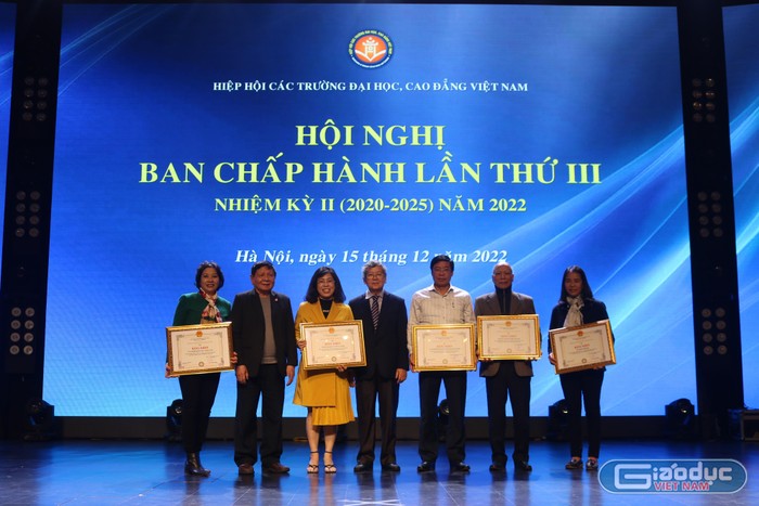 Các đơn vị, tổ chức được Hiệp hội trao tặng Bằng khen vì đã có thành tích xuất sắc trong năm 2022. (Ảnh: Doãn Nhàn)