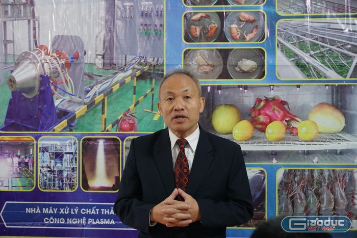 Giáo sư Nguyễn Quốc Sỹ giới thiệu những công nghệ chính của Viện Công nghệ VinIT. (Ảnh: Nguyên Phương)