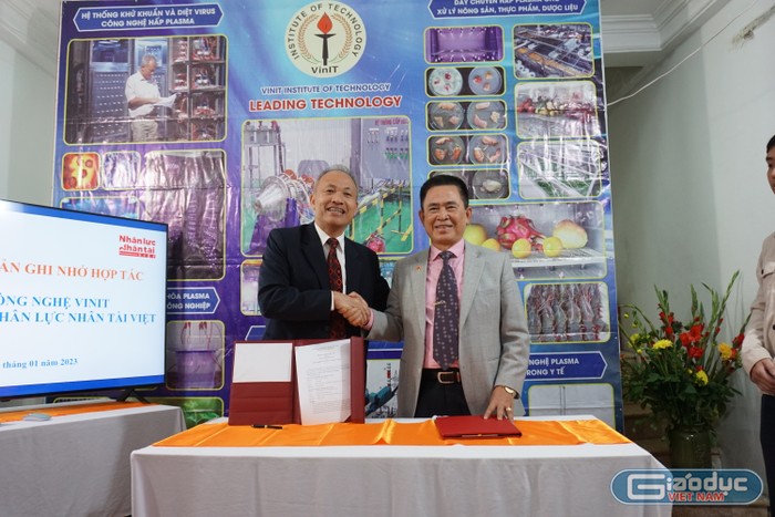 Lễ ký kết hợp tác giữa Viện Công nghệ VinIT và Tạp chí điện tử Nhân lực Nhân tài Việt. (Ảnh: Nguyên Phương)