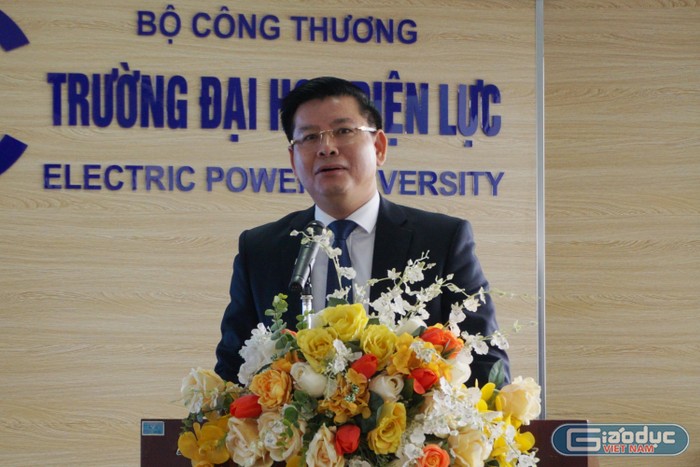 Phó Giáo sư, Tiến sĩ Đinh Văn Châu, Quyền Hiệu trưởng Trường Đại học Điện lực chia sẻ về công tác tuyển sinh năm 2023. Ảnh: Nguyên Phương