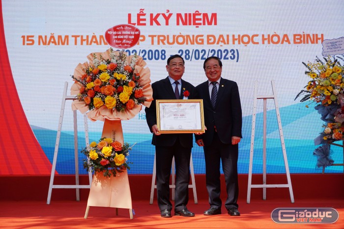 Trường Đại học Hòa Bình nhận Bằng khen của Hiệp hội Các trường đại học, cao đẳng Việt Nam. Ảnh: Linh Trang