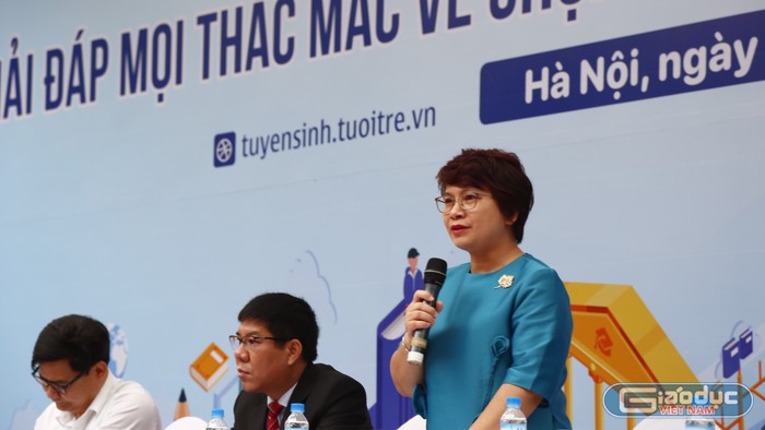 Phó Giáo sư, Tiến sĩ Nguyễn Thu Thủy - Vụ trưởng Vụ Giáo dục Đại học (Bộ Giáo dục và Đào tạo) giải đáp thắc mắc cho học sinh và phụ huynh. Ảnh: Nguyên Phương