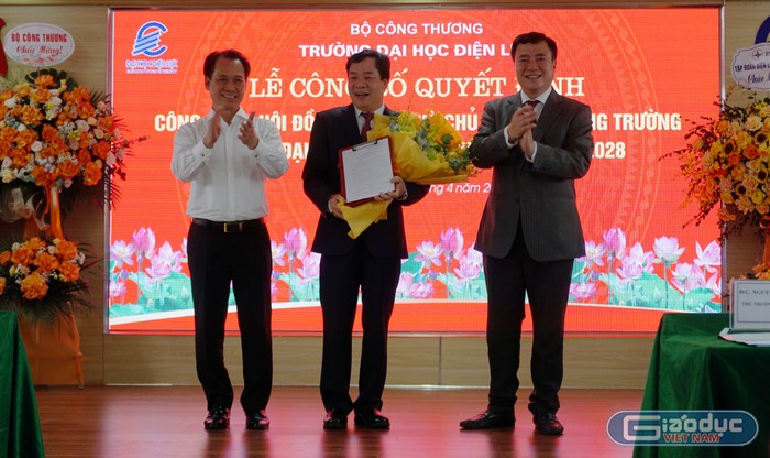 Thứ trưởng Nguyễn Sinh Nhật Tân đã trao các Quyết định và tặng hoa chúc mừng Phó Giáo sư, Tiến sĩ Vũ Đình Ngọ - Chủ tịch Hội đồng trường cùng các thành viên Hội đồng trường Trường Đại học Điện lực.