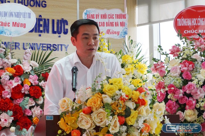 Ông Nguyễn Thế Hiếu công bố Quyết định công nhận Hội đồng trường Trường Đại học Điện lực nhiệm kỳ 2023 - 2028.