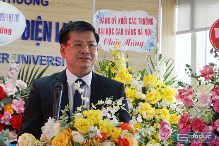 Phó Giáo sư, Tiến sĩ Đinh Văn Châu phát biểu khai mạc chương trình.