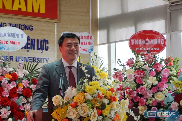 Thứ trưởng Nguyễn Sinh Nhật Tân phát biểu giao nhiệm vụ cho cá nhân và tập thể Hội đồng trường Trường Đại học Điện lực nhiệm kỳ 2023-2028.