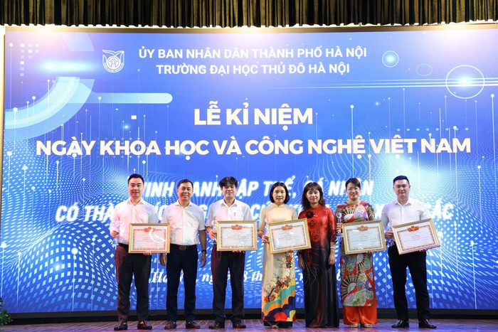 Đại diện các khoa được vinh danh tại Lễ Kỷ niệm.