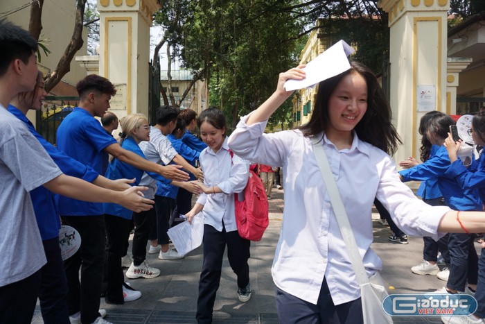 Các thí sinh phấn khởi sau môn thi đầu tiên. Ảnh: Phạm Minh