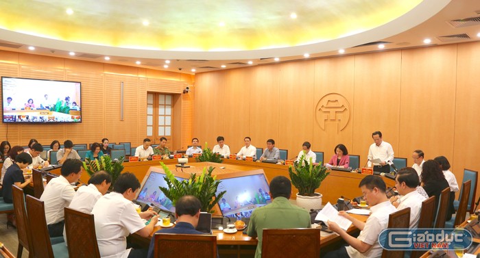 Đoàn công tác của Bộ Giáo dục và Đào tạo làm việc với Ủy ban Nhân dân Thành phố Hà Nội về công tác chuẩn bị cho kỳ thi tốt nghiệp. Ảnh: Phạm Minh