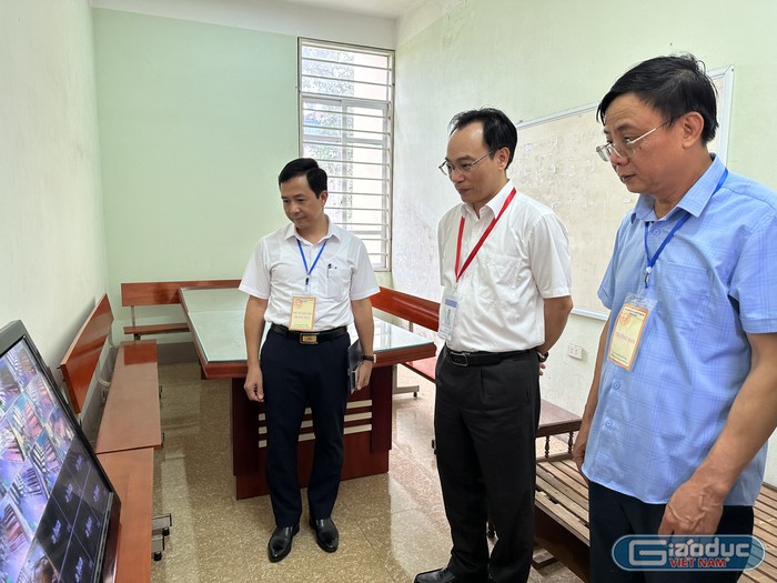 Thứ trưởng Hoàng Minh Sơn và đoàn công tác kiểm tra tại điểm thi Trường Trung học phổ thông Lương Ngọc Quyến. Ảnh: Phạm Minh