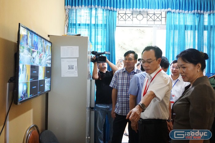 Thứ trưởng Hoàng Minh Sơn lưu ý các phòng lưu bài thi, đề thi cần di dời các thiết bị công nghệ điện tử khác, đảm bảo an ninh an toàn và tính bảo mật cao. Ảnh: Phạm Minh