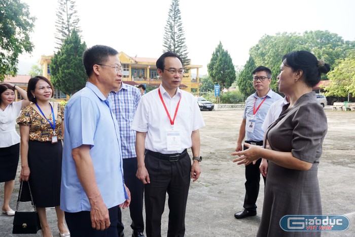 Thứ trưởng Hoàng Minh Sơn và Đoàn công tác của Bộ Giáo dục và Đào tạo kiểm tra tại điểm thi Trường Trung học phổ thông Chợ Mới (Bắc Kạn). Ảnh: Phạm Minh